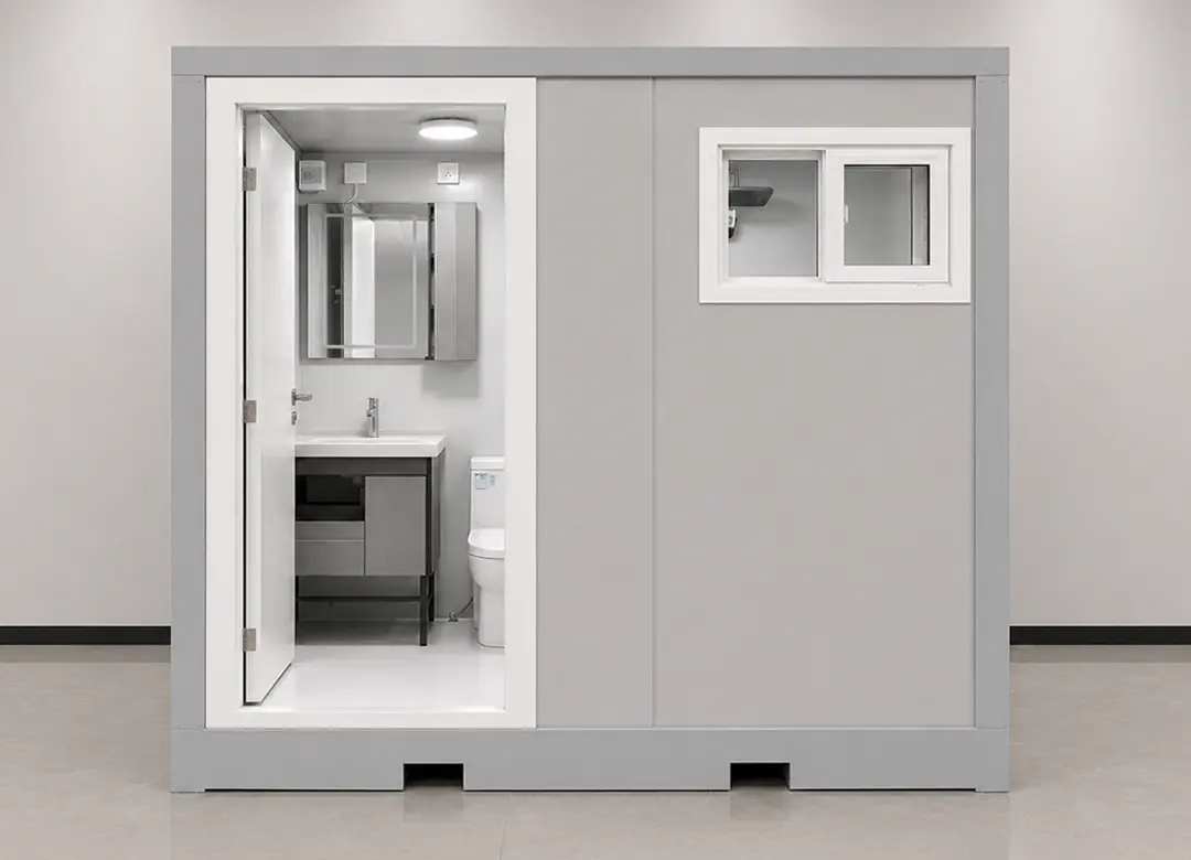 Baño interior con vanitorio, espejo y ventana corrediza