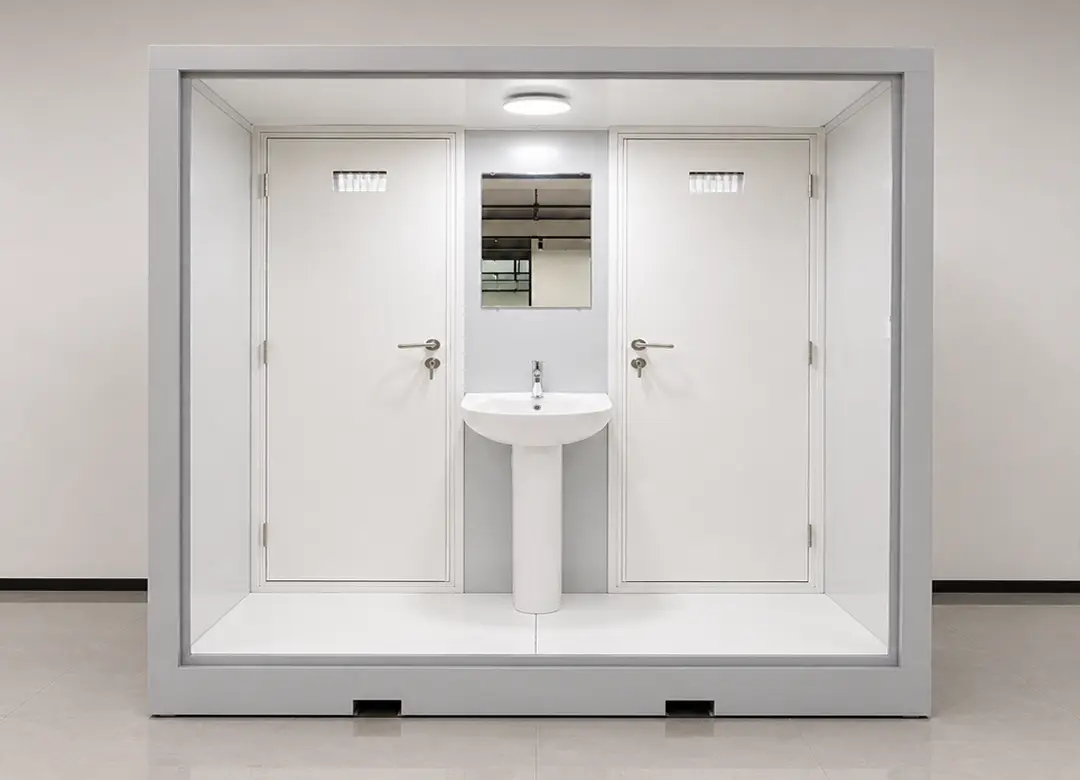 Baño prefabricado con inodoro, lavamanos y ducha en compartimentos separados